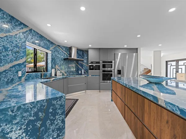 $6,150,000 | 6180 Pine Tree Drive, Miami Beach, FL 33140