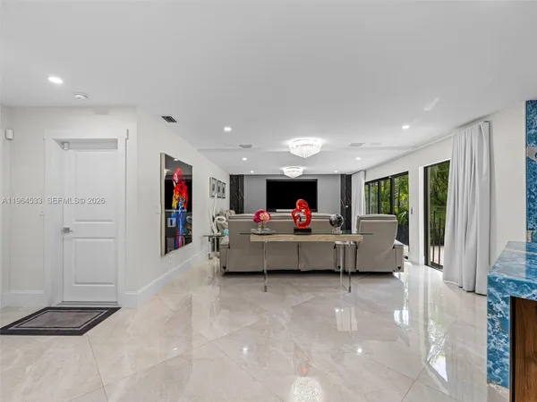 $6,150,000 | 6180 Pine Tree Drive, Miami Beach, FL 33140