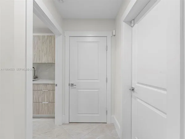 $6,150,000 | 6180 Pine Tree Drive, Miami Beach, FL 33140