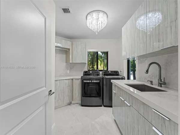 $6,150,000 | 6180 Pine Tree Drive, Miami Beach, FL 33140