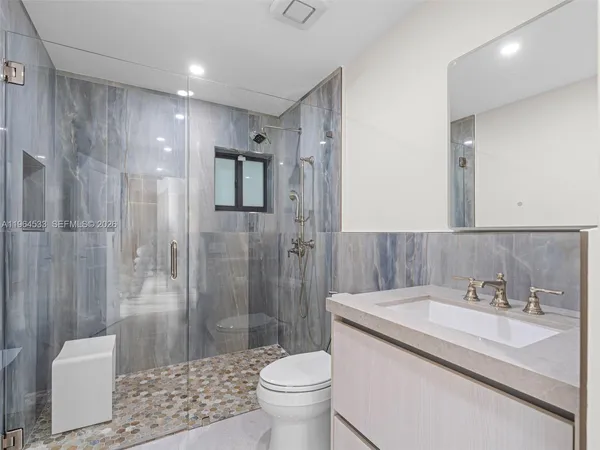 $6,150,000 | 6180 Pine Tree Drive, Miami Beach, FL 33140