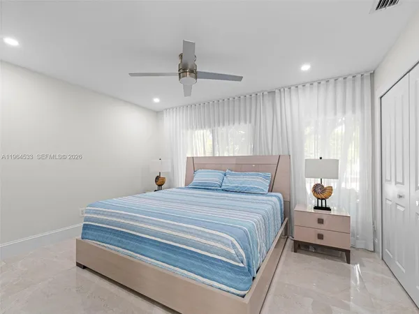 $6,150,000 | 6180 Pine Tree Drive, Miami Beach, FL 33140