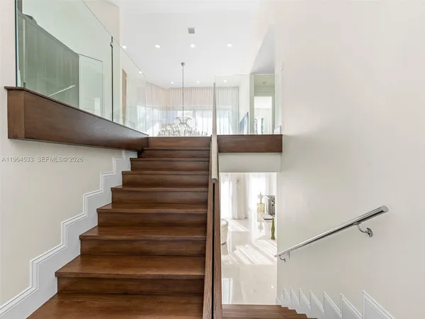 $6,150,000 | 6180 Pine Tree Drive, Miami Beach, FL 33140