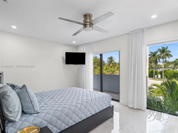 $6,150,000 | 6180 Pine Tree Drive, Miami Beach, FL 33140