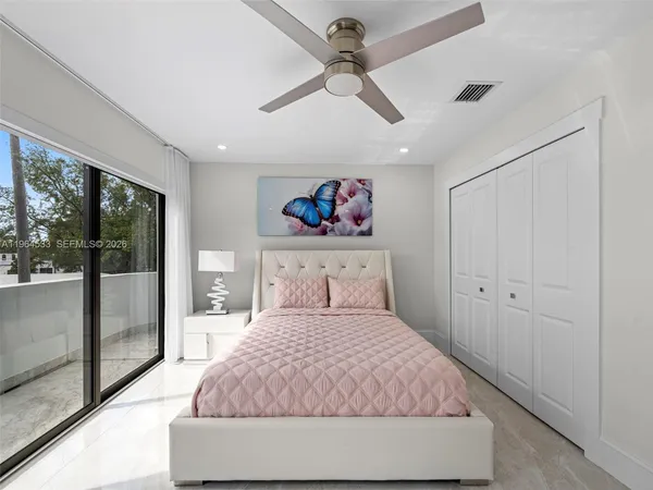 $6,150,000 | 6180 Pine Tree Drive, Miami Beach, FL 33140