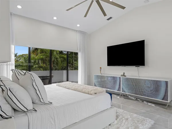$6,150,000 | 6180 Pine Tree Drive, Miami Beach, FL 33140