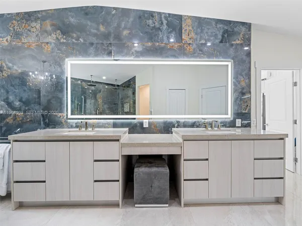 $6,150,000 | 6180 Pine Tree Drive, Miami Beach, FL 33140