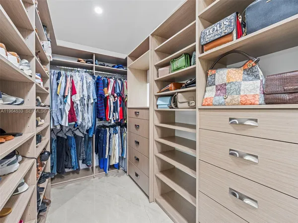 $6,150,000 | 6180 Pine Tree Drive, Miami Beach, FL 33140