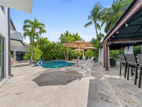 $6,150,000 | 6180 Pine Tree Drive, Miami Beach, FL 33140