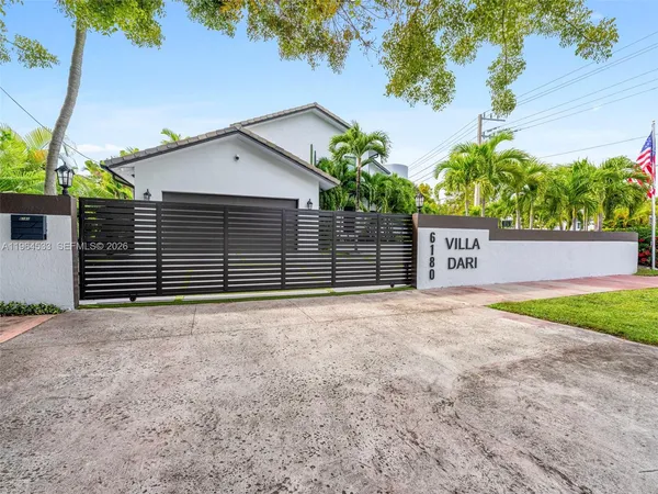 $6,150,000 | 6180 Pine Tree Drive, Miami Beach, FL 33140