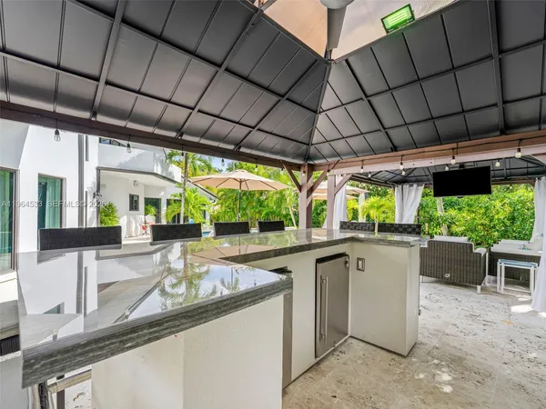 $6,150,000 | 6180 Pine Tree Drive, Miami Beach, FL 33140