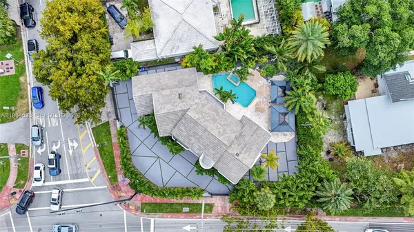 $6,150,000 | 6180 Pine Tree Drive, Miami Beach, FL 33140