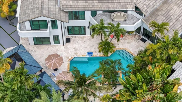 $6,150,000 | 6180 Pine Tree Drive, Miami Beach, FL 33140