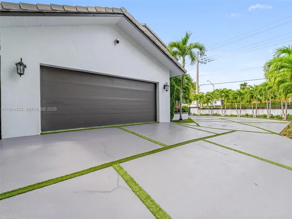 $6,150,000 | 6180 Pine Tree Drive, Miami Beach, FL 33140