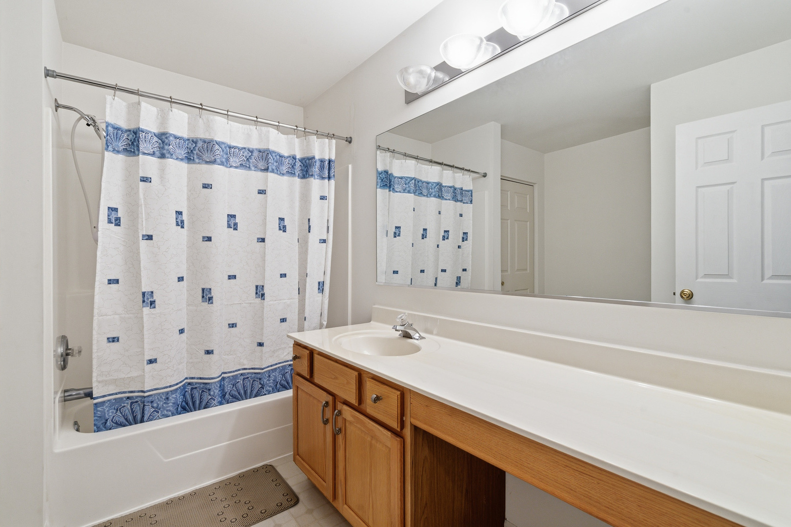 100 Sycamore Drive Bolingbrook, IL 60490 - Photo 21 of 42 a bathroom with a bathtub and a sink