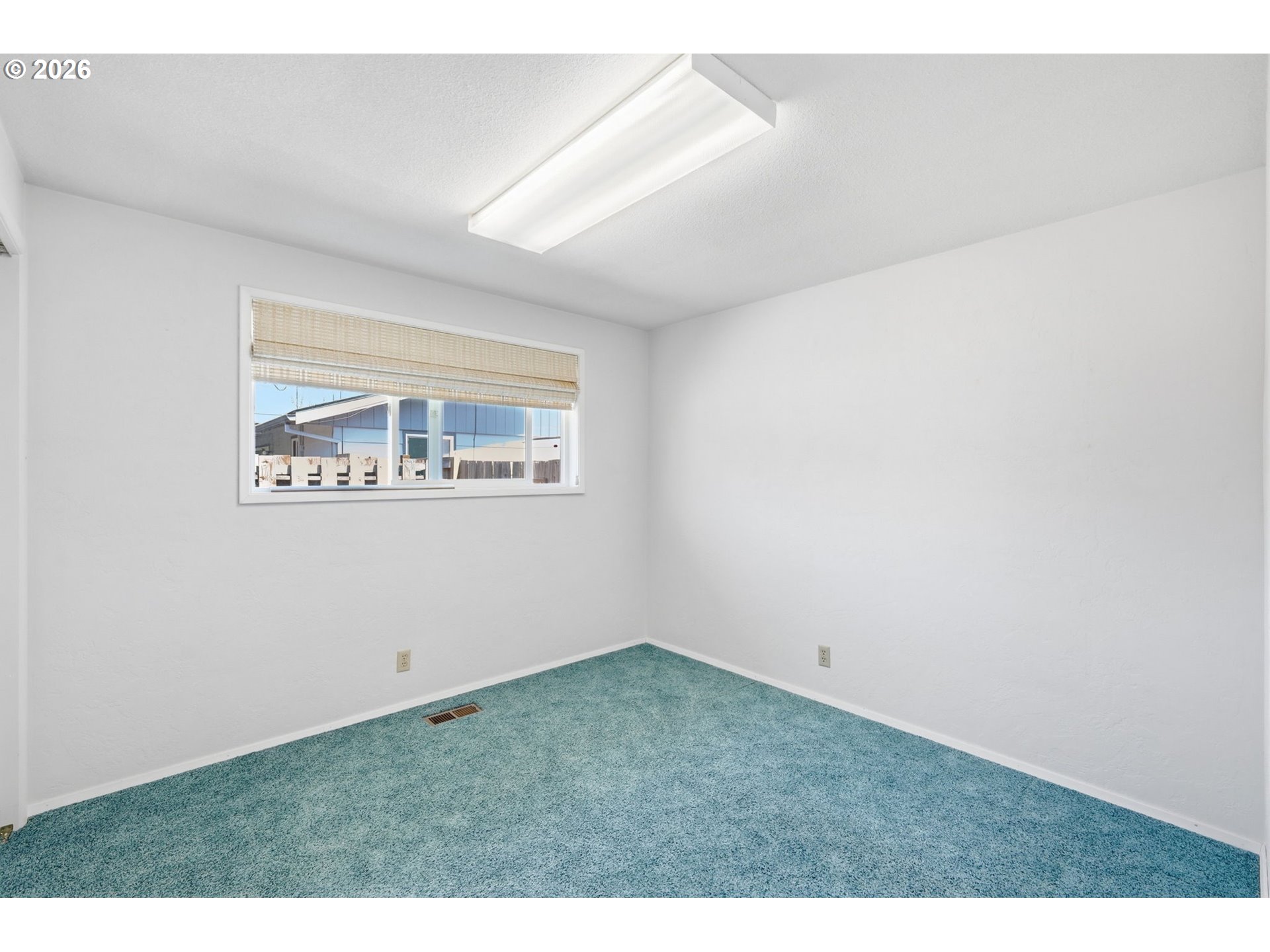 2494 38th Street Springfield, OR 97477 - Photo 13 of 38 an empty room with a window