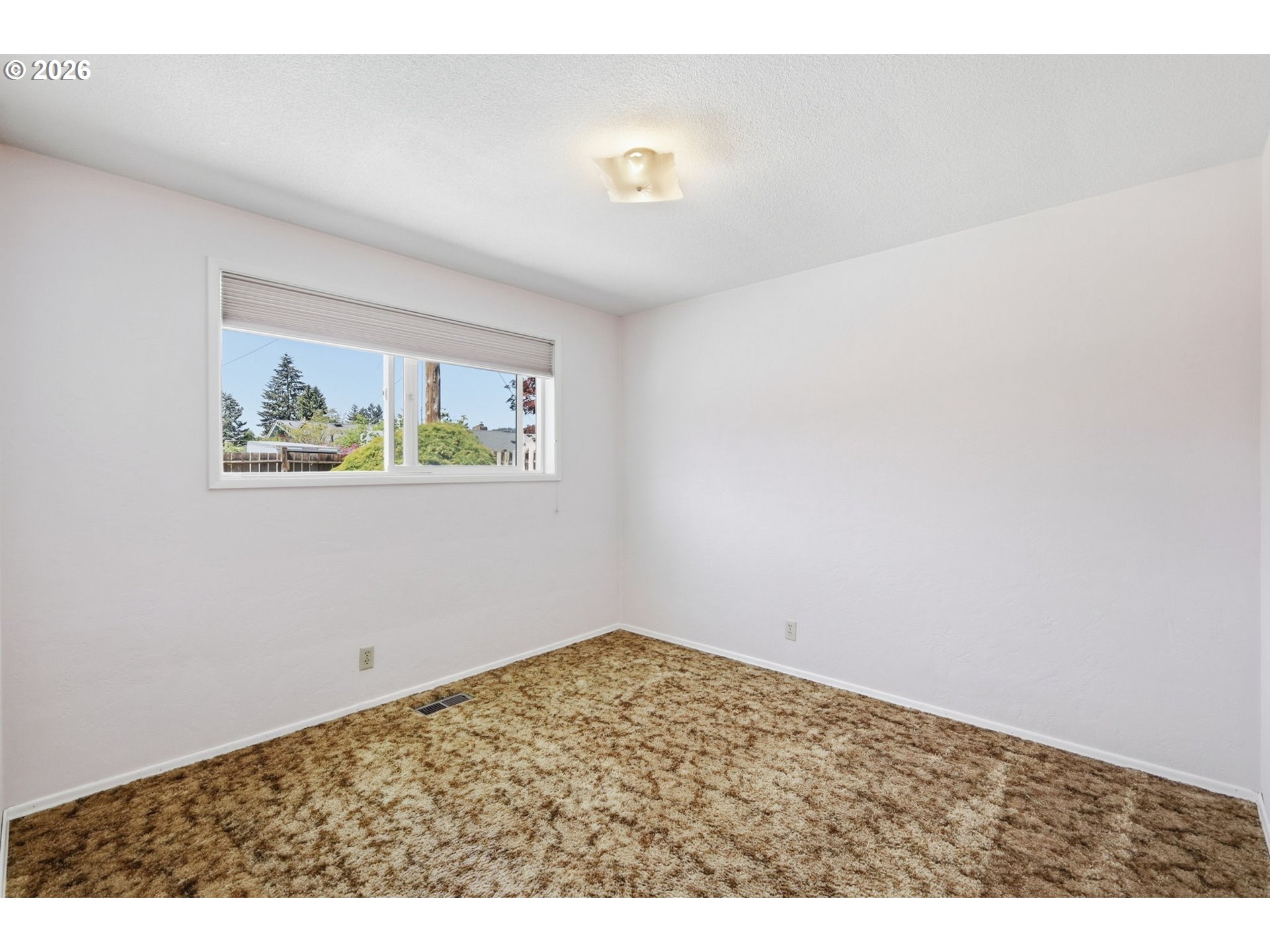 2494 38th Street Springfield, OR 97477 - Photo 21 of 38 an empty room with a window