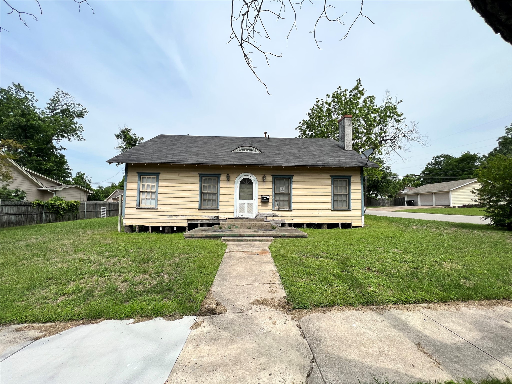 1118 North 2nd Street Temple, TX 76501 - Photo 1 of 1 View of front facade featuring a chimney
