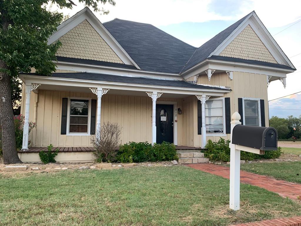712 South Central Avenue Hamlin, TX 79520 - Photo 1 of 1 a front view of a house with a yard