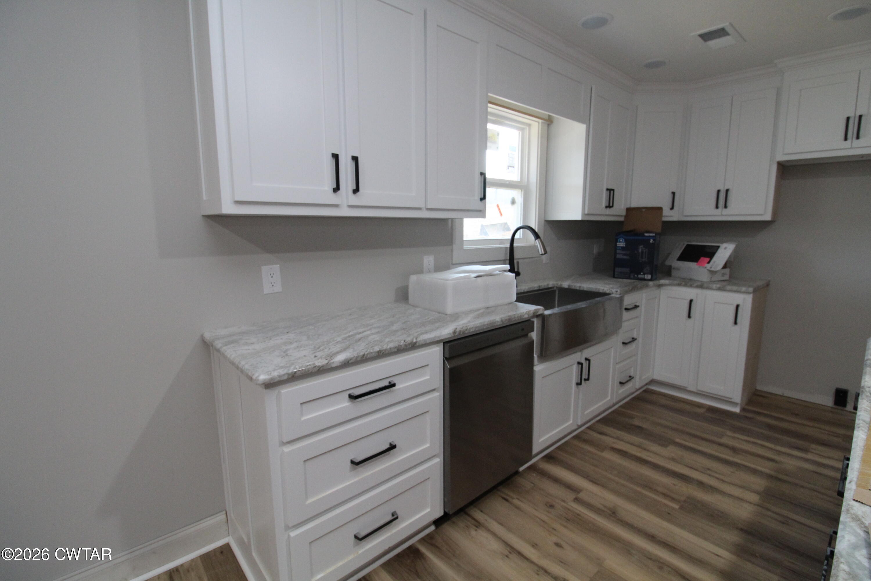 440 Oak Point Drive Lexington, TN 38351 - Photo 4 of 14 a kitchen with granite countertop a sink cabinets and window