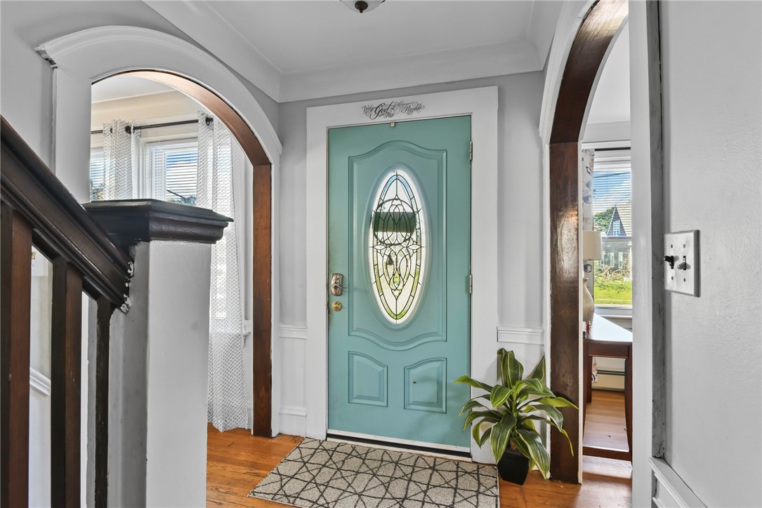 142 Lyndon Road Cranston, RI 02905 - Photo 4 of 27 142 Lyndon Rd Cranston RI 02920 - Entry