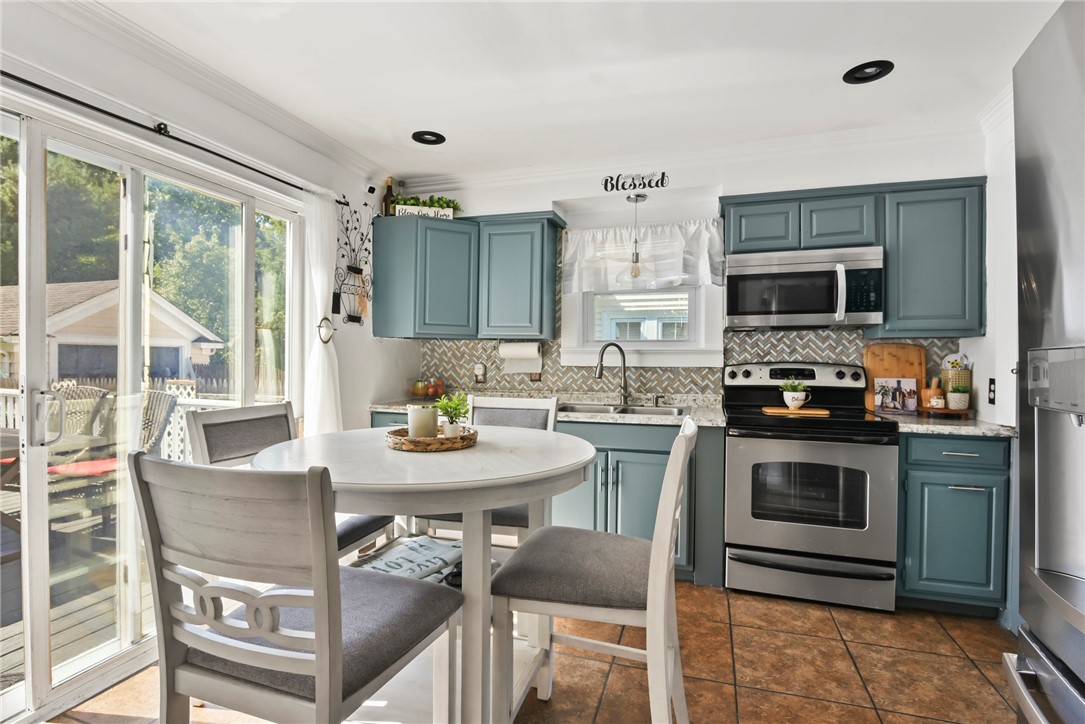 142 Lyndon Road Cranston, RI 02905 - Photo 10 of 27 142 Lyndon Rd Cranston RI 02920 - kitchen