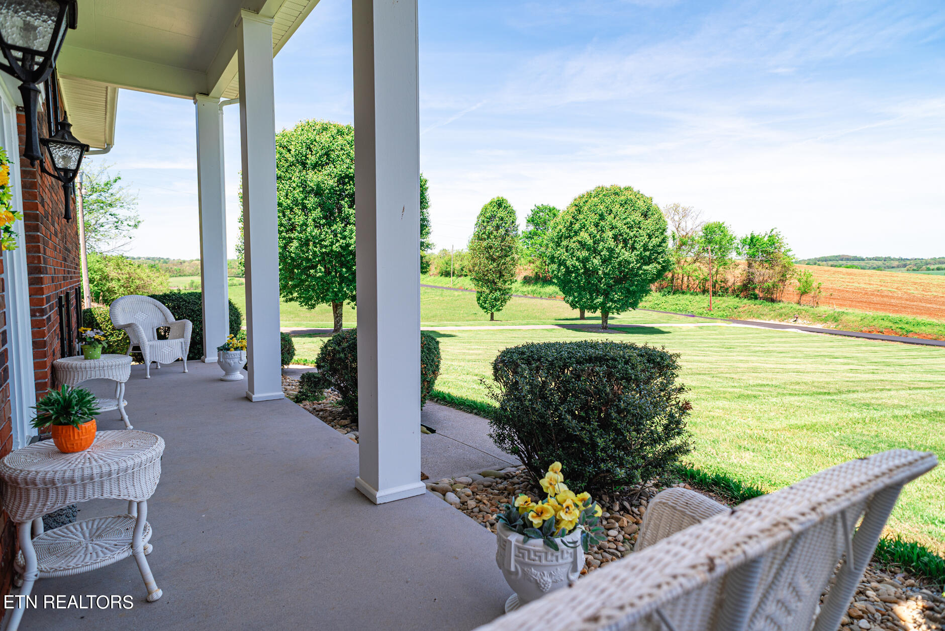 154 Ragon Road Philadelphia, TN 37846 - Photo 9 of 35 Front Porch View