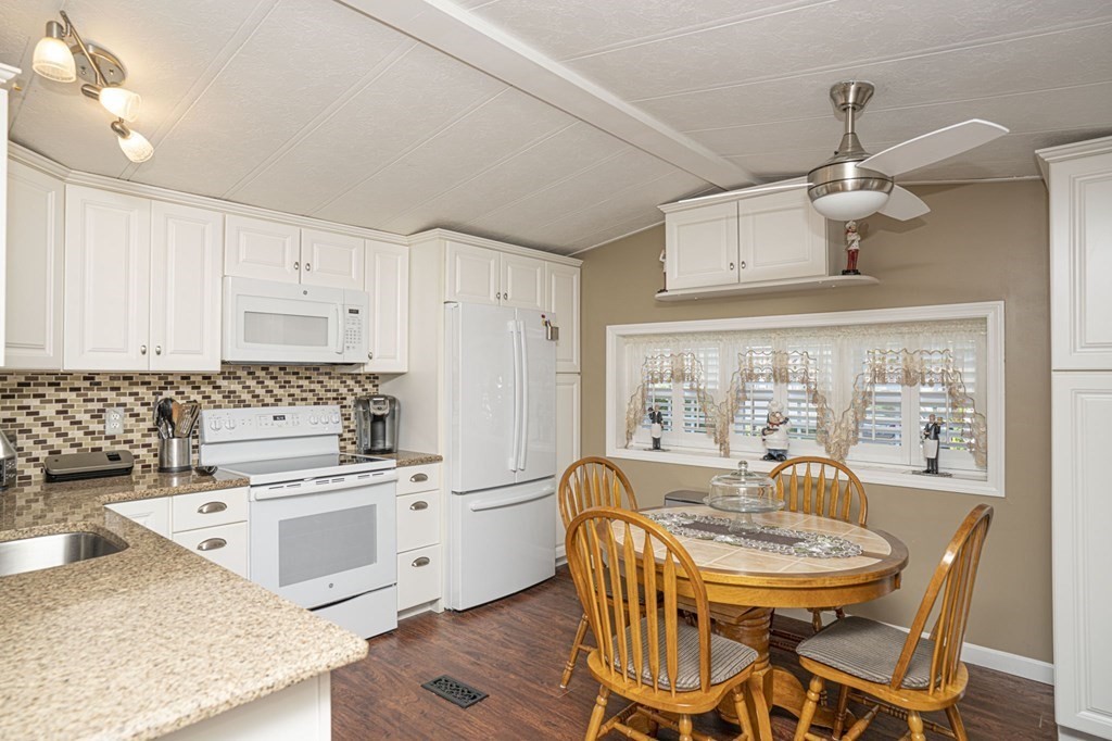 225 Brayton Road, Unit 404 Tiverton, RI 02878 - Photo 9 of 31