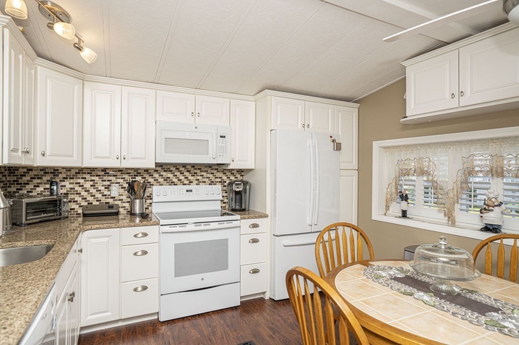 225 Brayton Road, Unit 404 Tiverton, RI 02878 - Photo 10 of 31