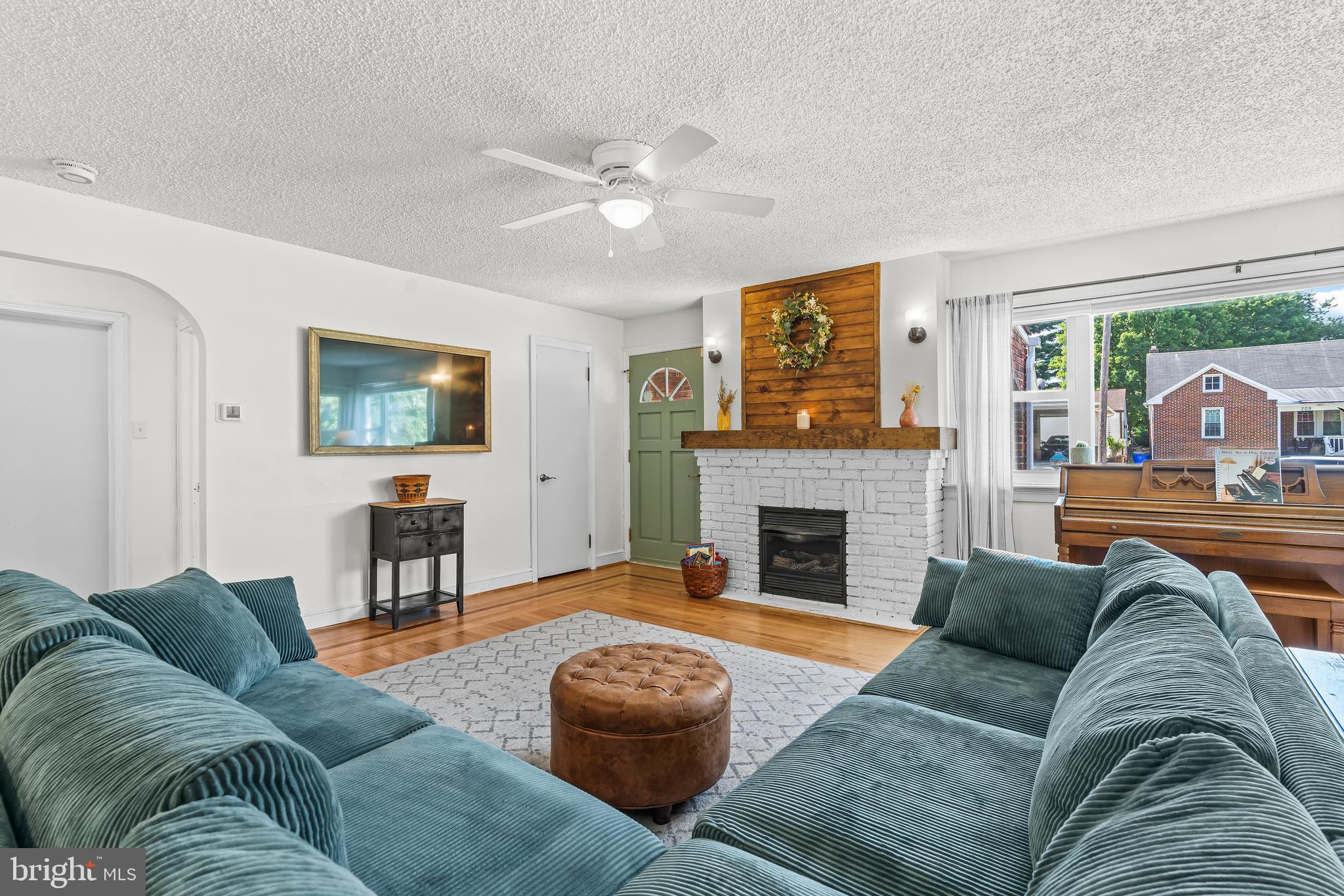 712 Interval Road Hagerstown, MD 21740 - Photo 8 of 47 Living room