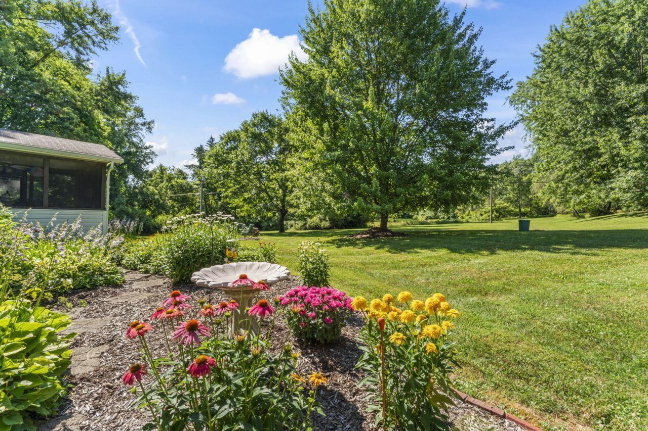 1550 Swans Road Northeast Newark, OH 43055 - Photo 11 of 65 Flowers Back of House Spring
