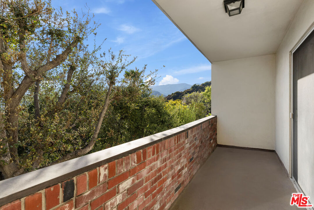 1935 Alpha Road, Unit 323 Glendale, CA 91208 - Photo 8 of 15 Gallery Image 8