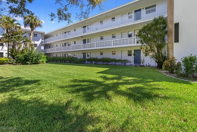 a view of house with garden