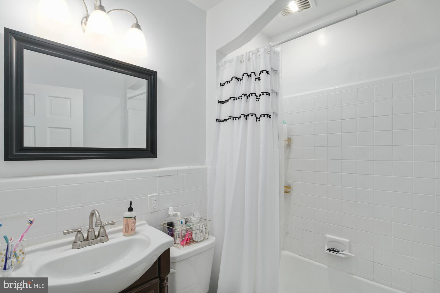 614 Pine Street, Unit 2F Philadelphia, PA 19106 - Photo 9 of 10