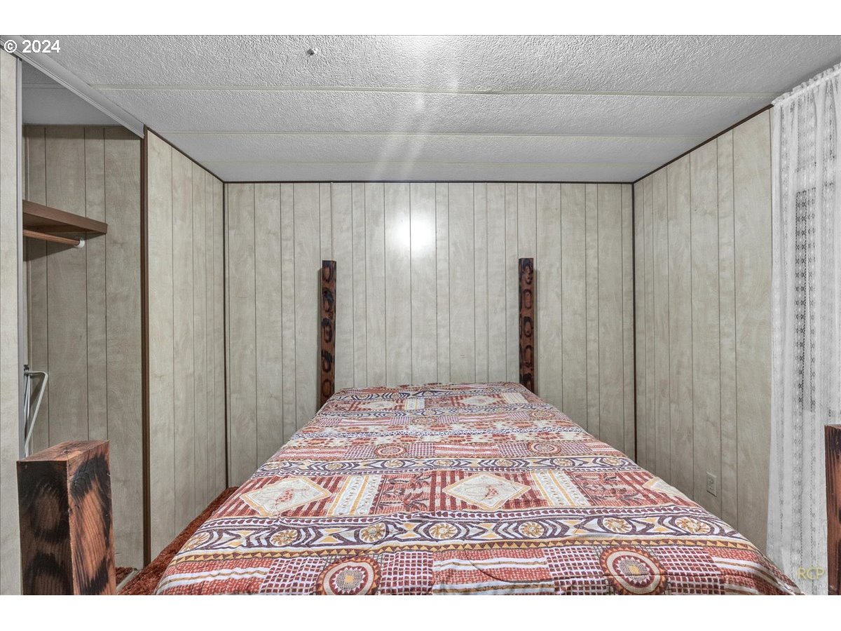 56925 Walker Road Scappoose, OR 97056 - Photo 19 of 40 a view of a hallway