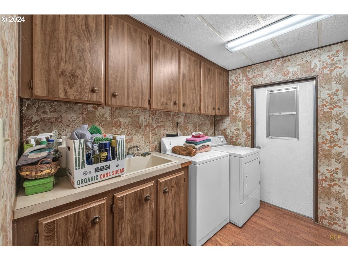 56925 Walker Road Scappoose, OR 97056 - Photo 22 of 40 a kitchen with a sink and cabinets