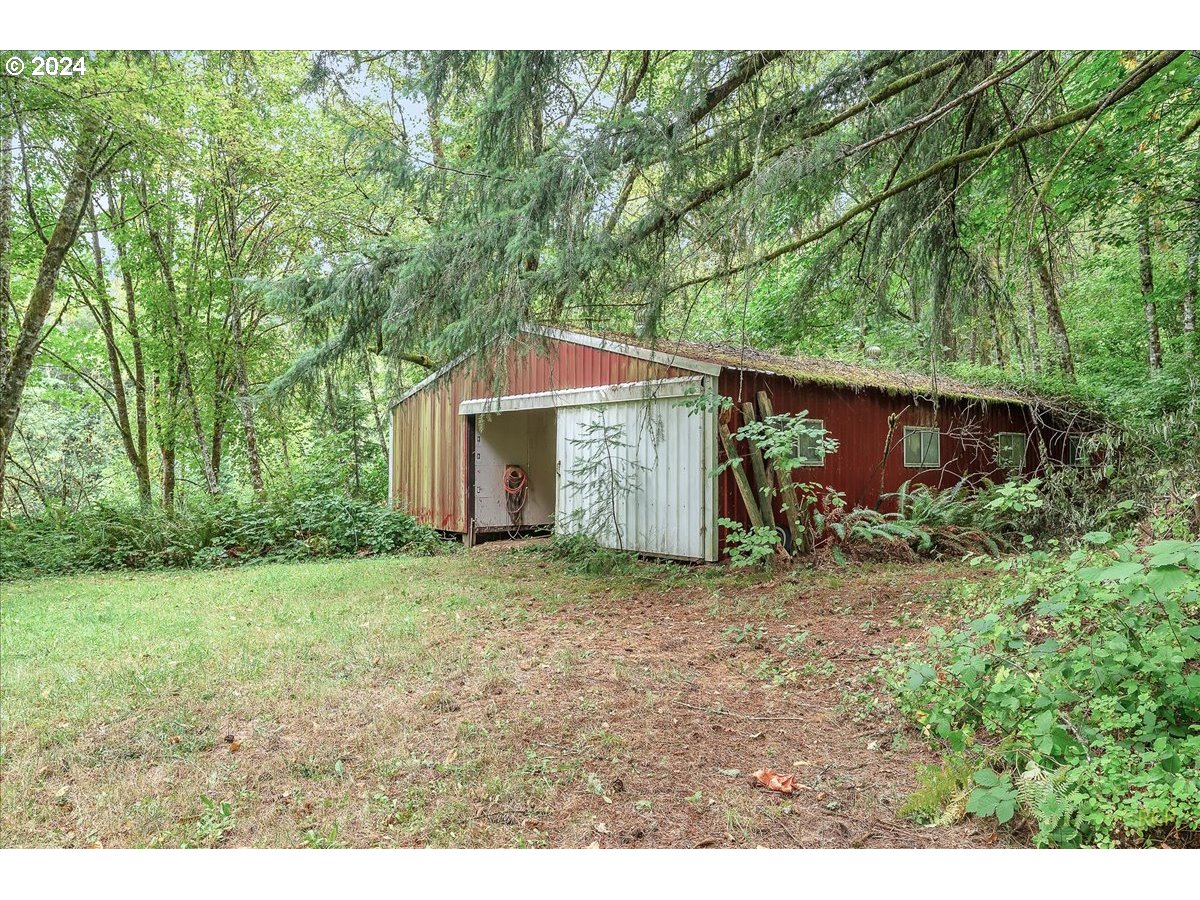 56925 Walker Road Scappoose, OR 97056 - Photo 33 of 40 a backyard of a house with plants and tree