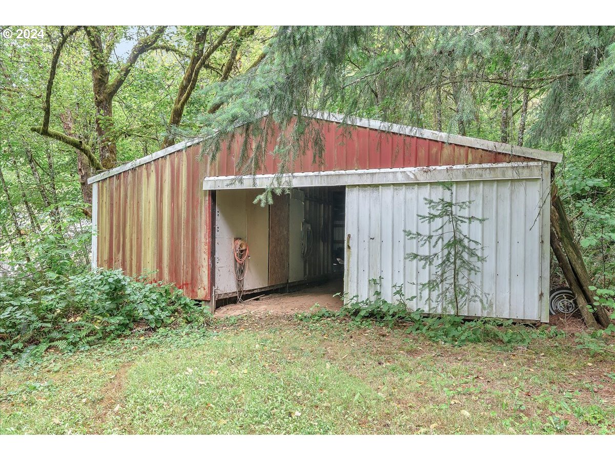56925 Walker Road Scappoose, OR 97056 - Photo 34 of 40 a backyard of a house with lots of green space