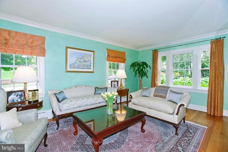 1719 Hoban Road Northwest Washington, DC 20007 - Photo 4 of 19 Living Room