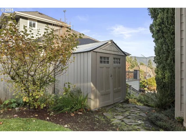 $975,000 | 6035 Fernhill Loop, Springfield, OR 97478