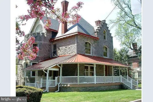 a view of house with yard