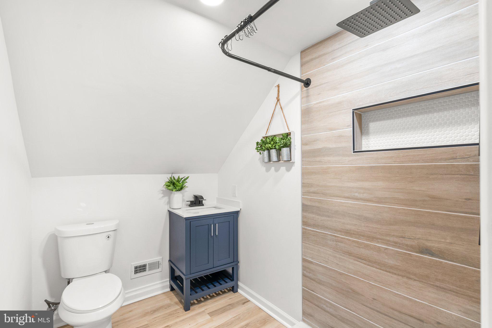 911 Kerwin Road Silver Spring, MD 20901 - Photo 23 of 54 Primary en suite bathroom (upper level)