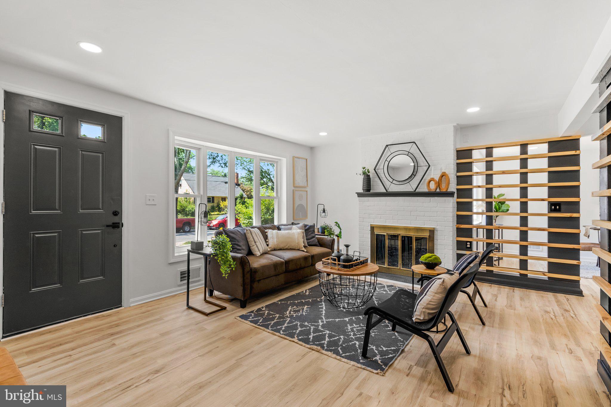 911 Kerwin Road Silver Spring, MD 20901 - Photo 6 of 54 Bright spacious living room