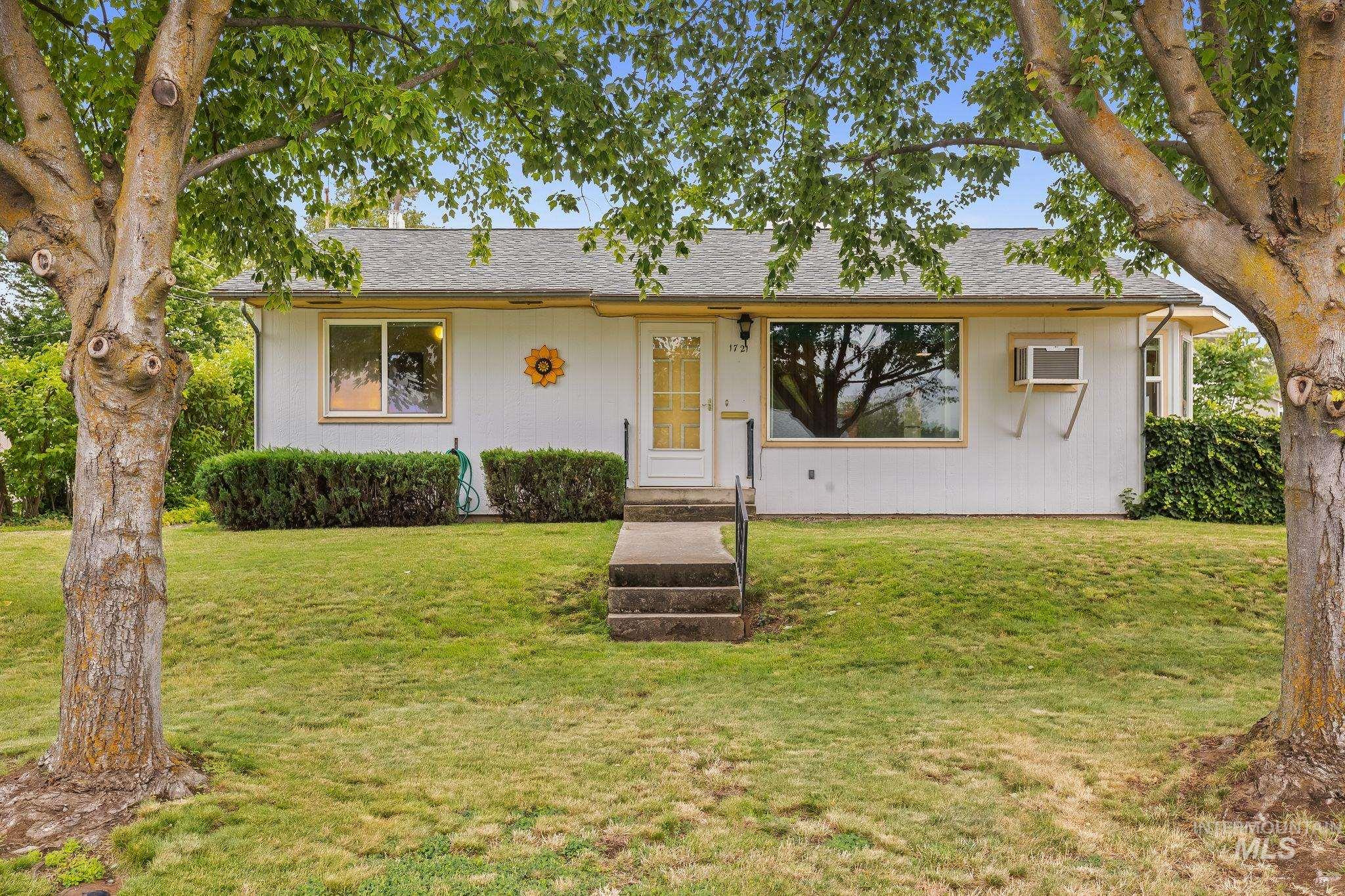 1721 3rd Street Lewiston, ID 83501 - Photo 2 of 45 Single-story residence featuring white siding and a prominent bay window