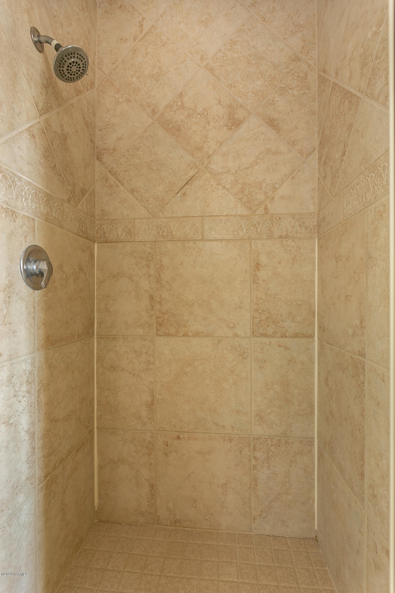 360 Chase Road Grandview, WA 98930 - Photo 14 of 37 a bathroom with a shower