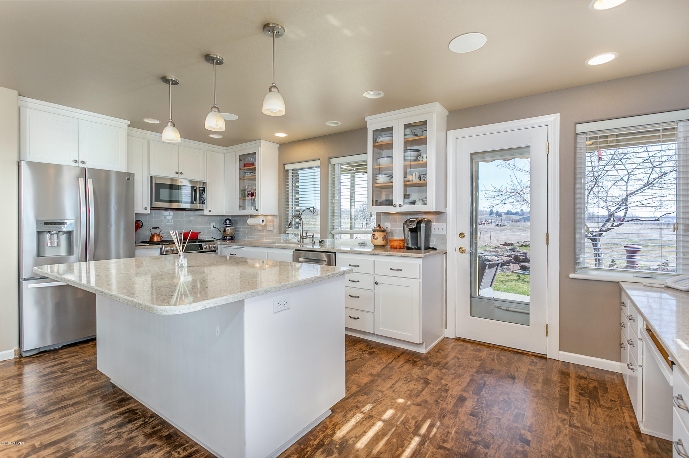360 Chase Road Grandview, WA 98930 - Photo 8 of 37 a very nice looking kitchen with a large counter top space appliances and cabinets