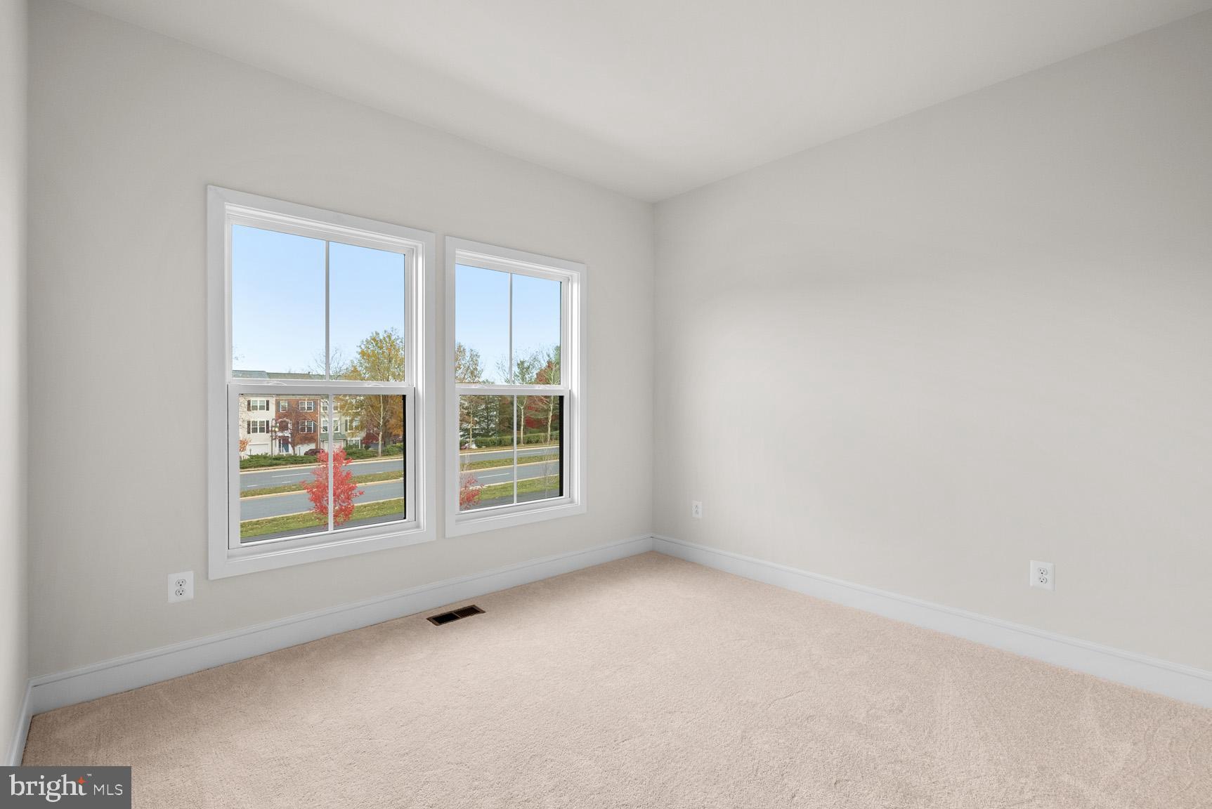 43423 Farringdon Square Ashburn, VA 20148 - Photo 25 of 31 an empty room with a window