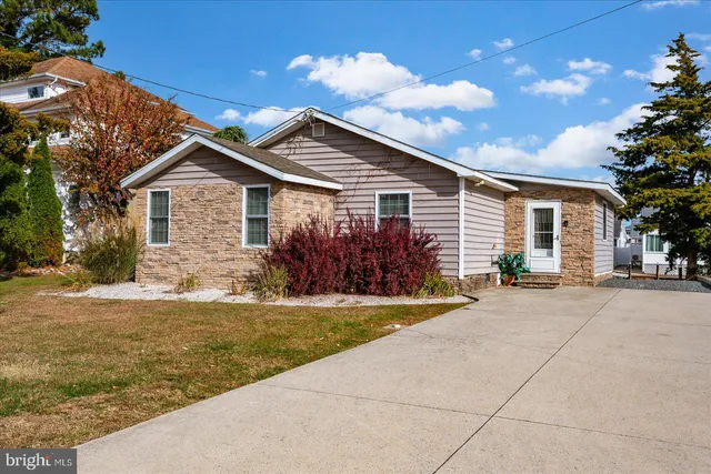 a view of a house with backyard and garden