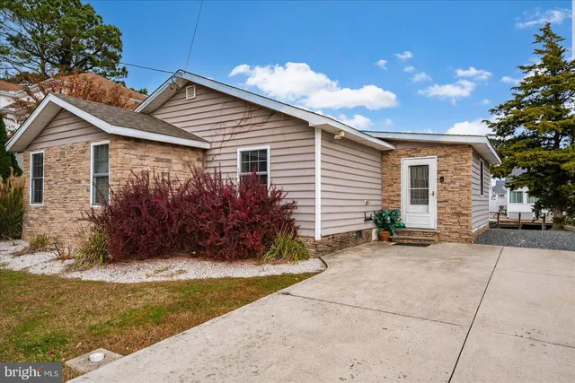 a view of a backyard of the house