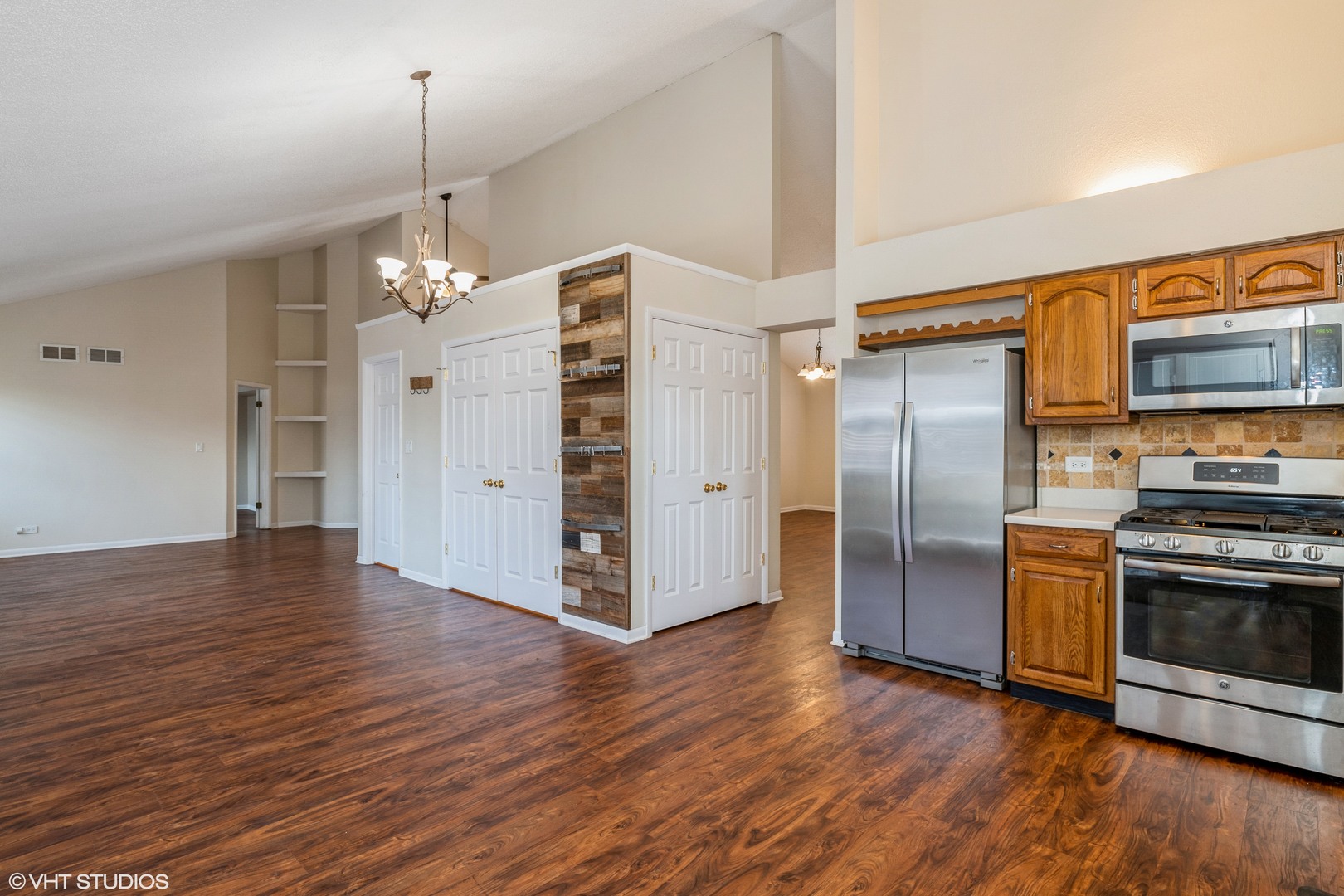 556 White Birch Road Lindenhurst, IL 60046 - Photo 4 of 16 Gallery Image 4